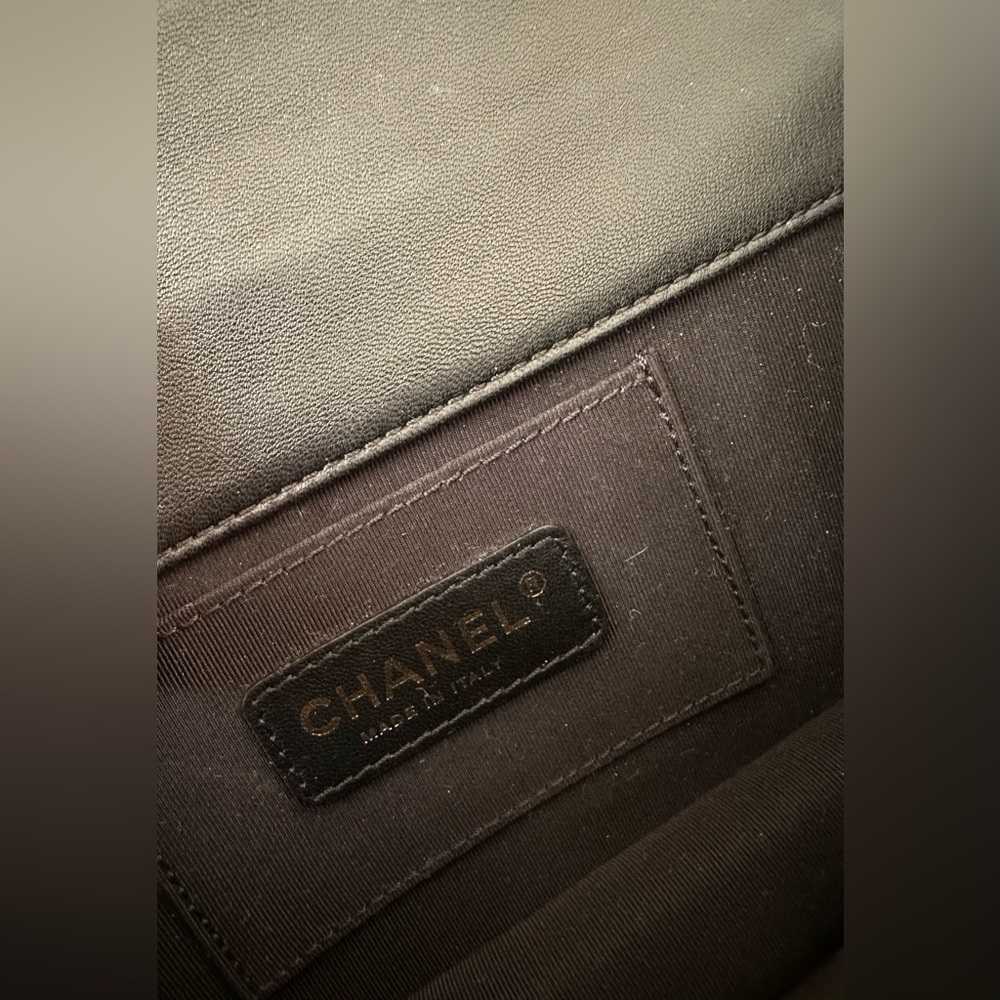Authentic Chanel Purse. - Picture 11 of 12